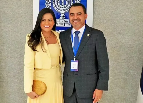 Primeira-dama do Tocantins permanece afastada apesar de retorno de governador
