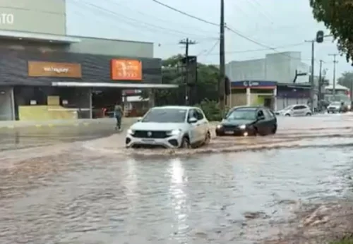Temporal com 50 mm em 25 minutos alaga Araguaína e provoca resgate de motorista