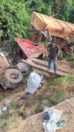 Carreta com soja tomba em ribanceira após pneu estourar