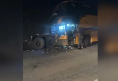 Acidente entre ônibus de time e caminhão mata preparador físico na BR-153