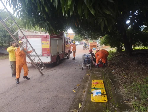 Mulher é resgatada após cair em fossa de 3 metro ao colher manga