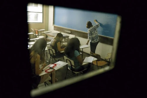 Adolescente engravida após participar de “roleta russa do espermatozoide” em festa escolar