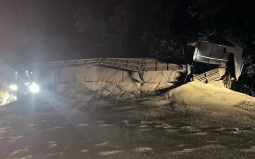 Caminhão tomba na Serra do Estrondo e interdita trecho da TO-080