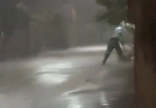 Vídeo de gari trabalhando sob chuva forte em Palmas causa comoção nas redes