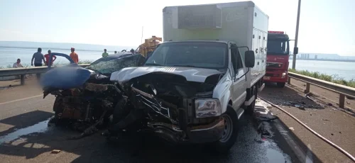 Dois motoristas ficam feridos em acidente na ponte entre Palmas e Luzimangues