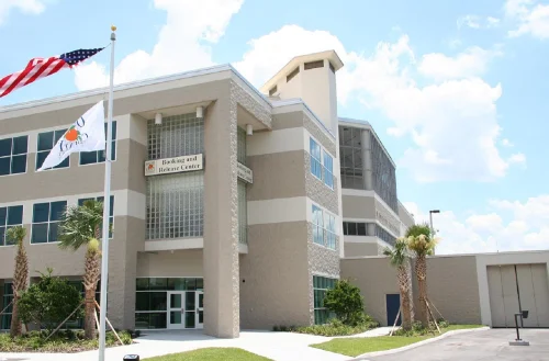 Esposa de cantor sertanejo Henrique é presa por desobedecer polícia nos EUA