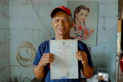 Lavrador de 74 anos recupera certidão de nascimento após décadas sem documento
