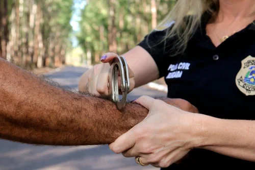 Homem é preso em Guaraí por invadir casa da ex e usar cartão dela para compras