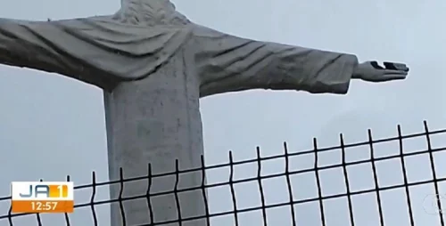 Raio atinge mão do Cristo Redentor de Araguaína durante temporal no TO