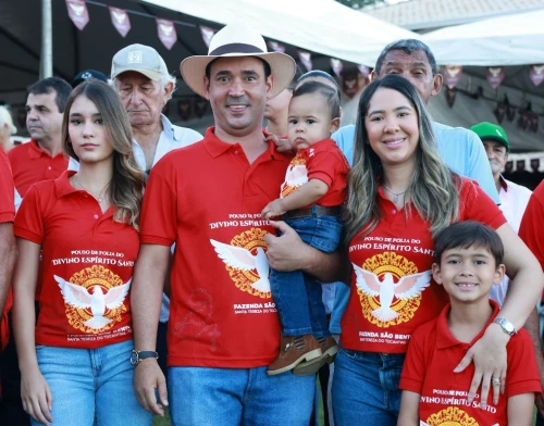 Vicentinho Júnior e família reúnem 3 mil pessoas na 25ª Folia do Divino Espírito Santo em Santa Tereza do Tocantins