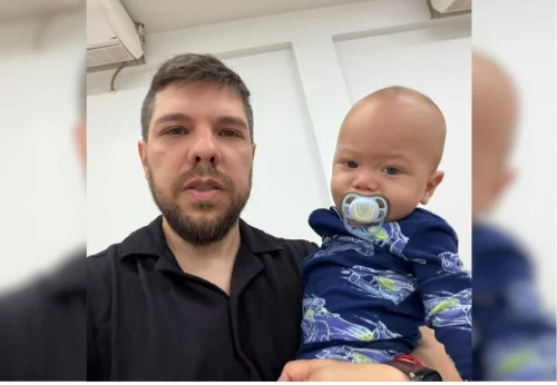 Professor cuida de bebê para aluna fazer prova em faculdade de Porto Nacional