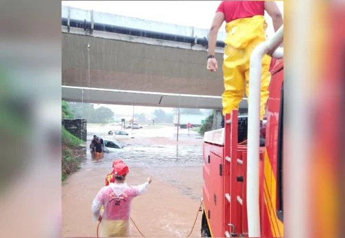 Chuva forte causa alagamentos, resgate e interrompe jogo no Tocantins