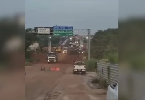 Caminhões atravessam ponte em construção entre Tocantins e Maranhão na BR-226