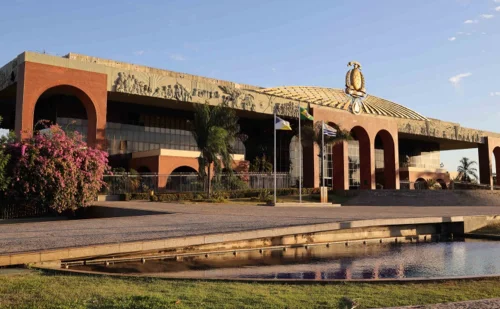 Governador do Tocantins transfere gabinete do vice para prédio comercial em Palmas