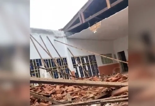 Teto de centro paroquial desaba após fortes chuvas em Santa Tereza do Tocantins