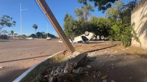Acidente na NS-08: veículo capota após motorista perder controle em curva em Palmas