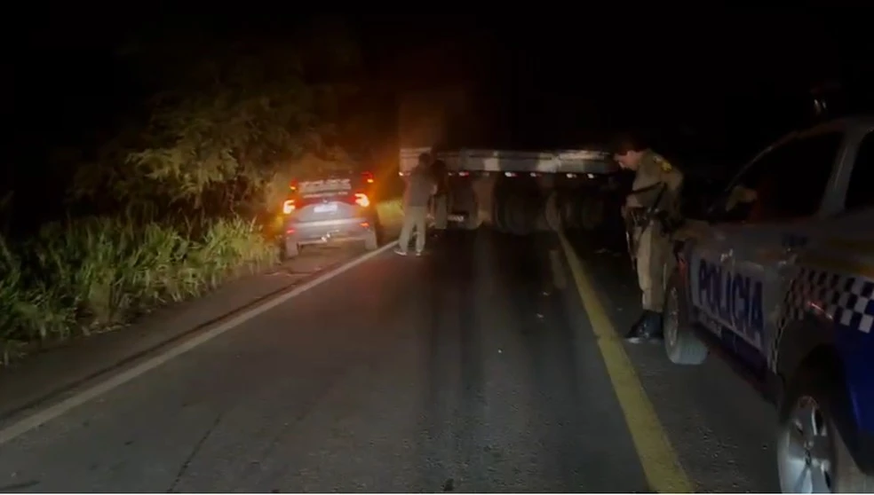 Carreta provoca bloqueio de trânsito na TO-080 por 12 horas em Paraíso do Tocantins - Mobile View