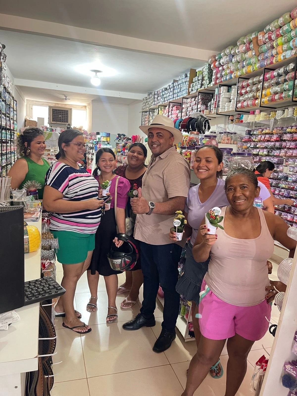 Vereador Dian Carlos homenageia mulheres de Palmas com distribuição de flores no Dia Internacional da Mulher - Mobile View