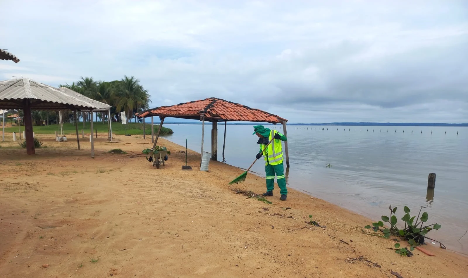 Prefeitura de Palmas intensifica limpeza diária nas praias da Capital - Mobile View