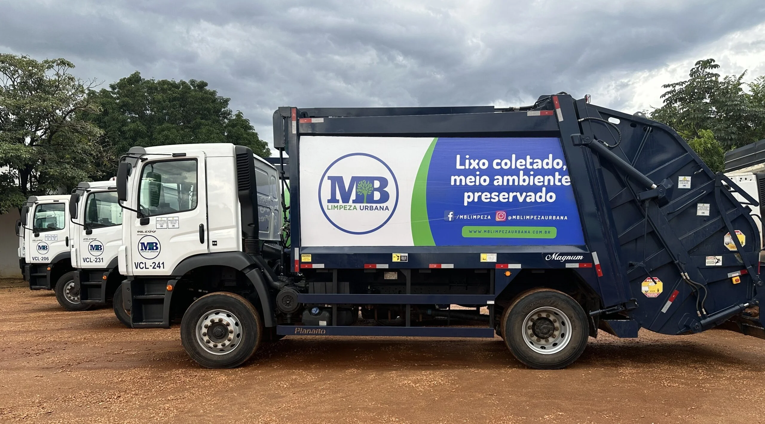 Prefeitura de Palmas amplia frota de coleta de lixo com novos caminhões - Mobile View