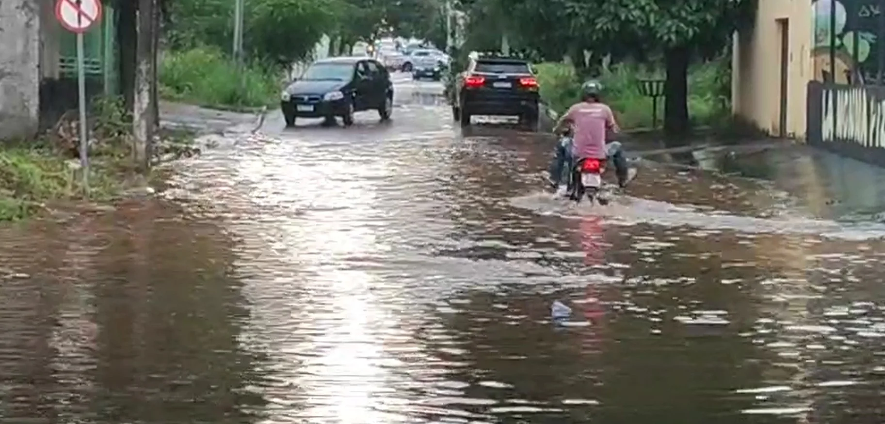 Alagamentos em Araguaína: Motoristas Enfrentam Dificuldades Após Forte Chuva - Mobile View