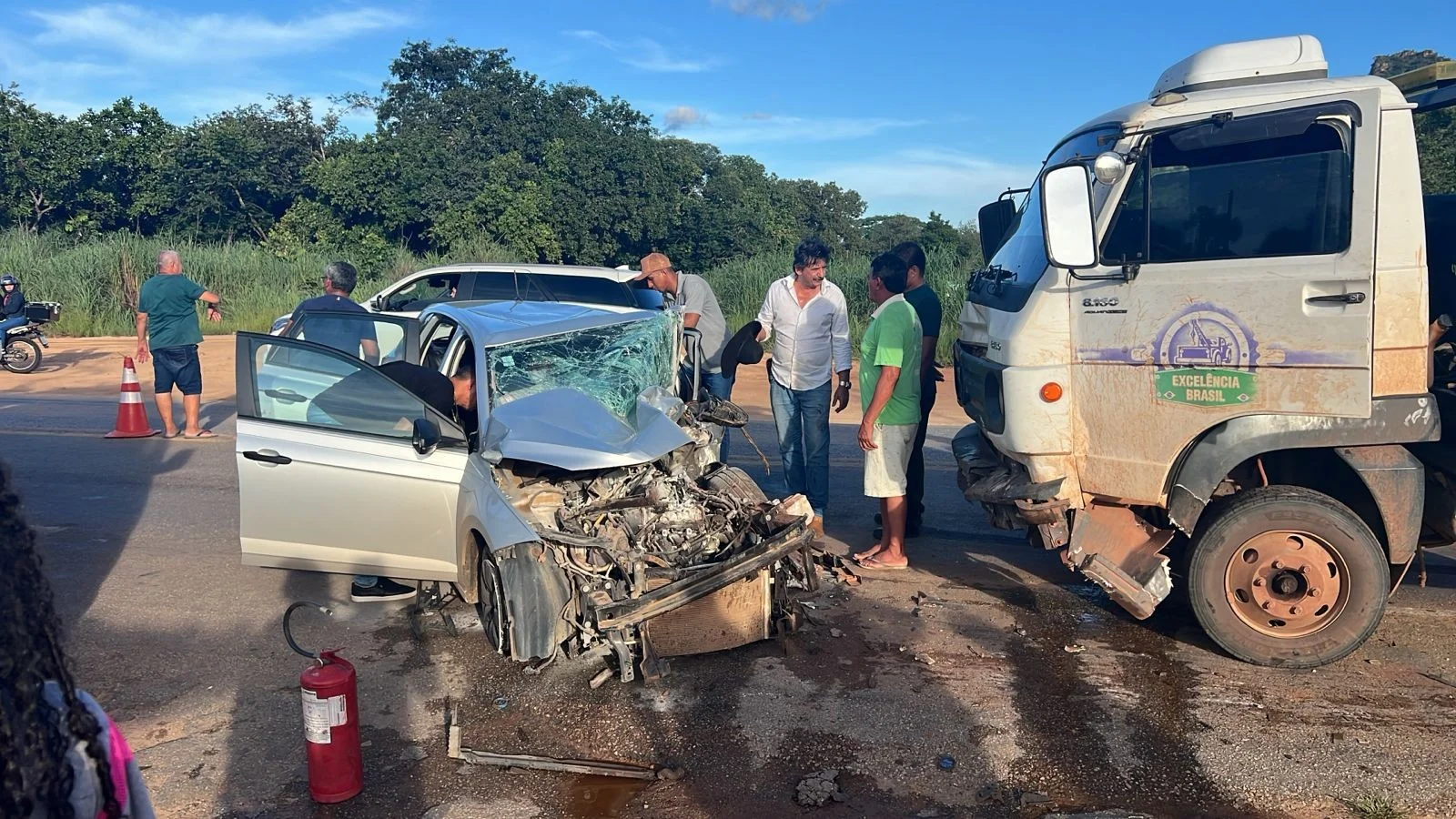 Acidente na TO-010: Duas mulheres ficam feridas após colisão entre carro e caminhão - Mobile View