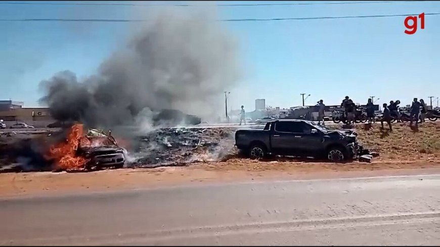 Acidente na BR-010 resulta em carro em chamas e uma vítima carbonizada.