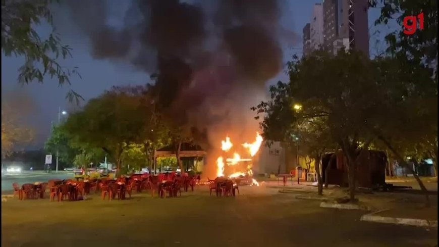 Incêndio destrói trailer de lanches em Palmas - Sem feridos no local.