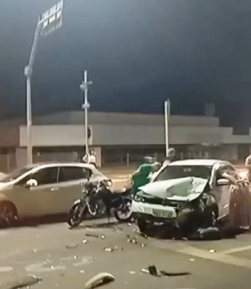 Motorista embriagado causa acidente ao bater em três veículos parados no semáforo em Palmas.