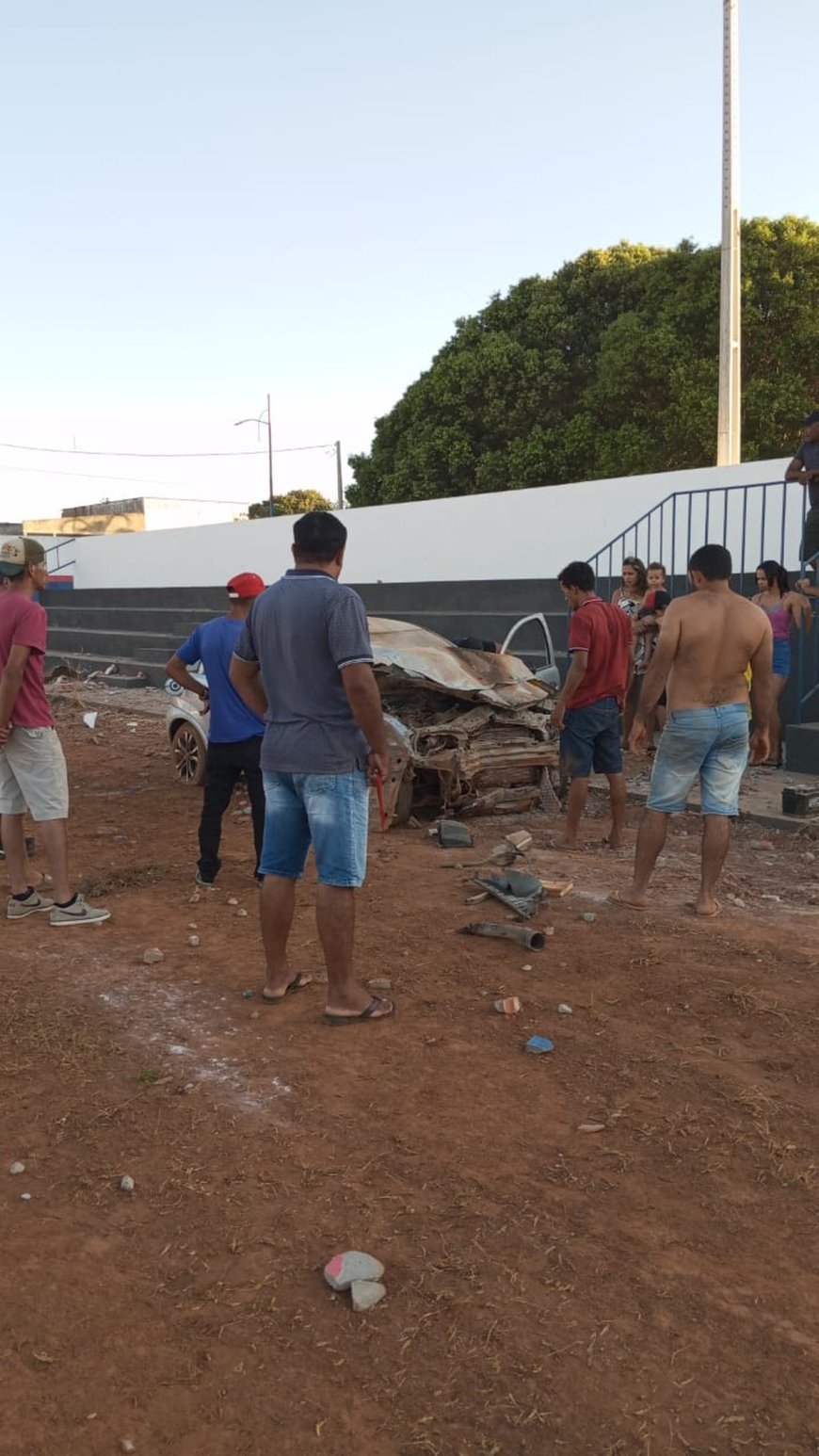 Motorista de 19 anos perde controle e destrói muro de estádio em Carmolândia.