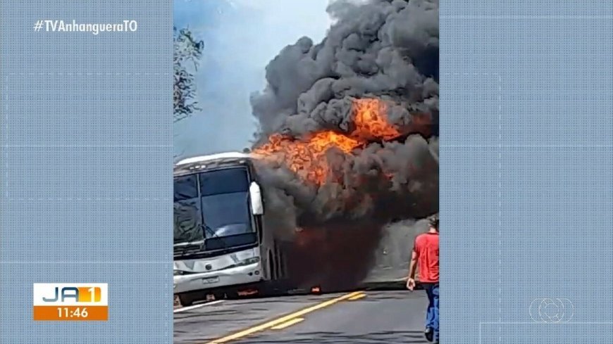 Ônibus pega fogo na BR-153 em Paraíso do Tocantins, mas passageiros são evacuados sem feridos.