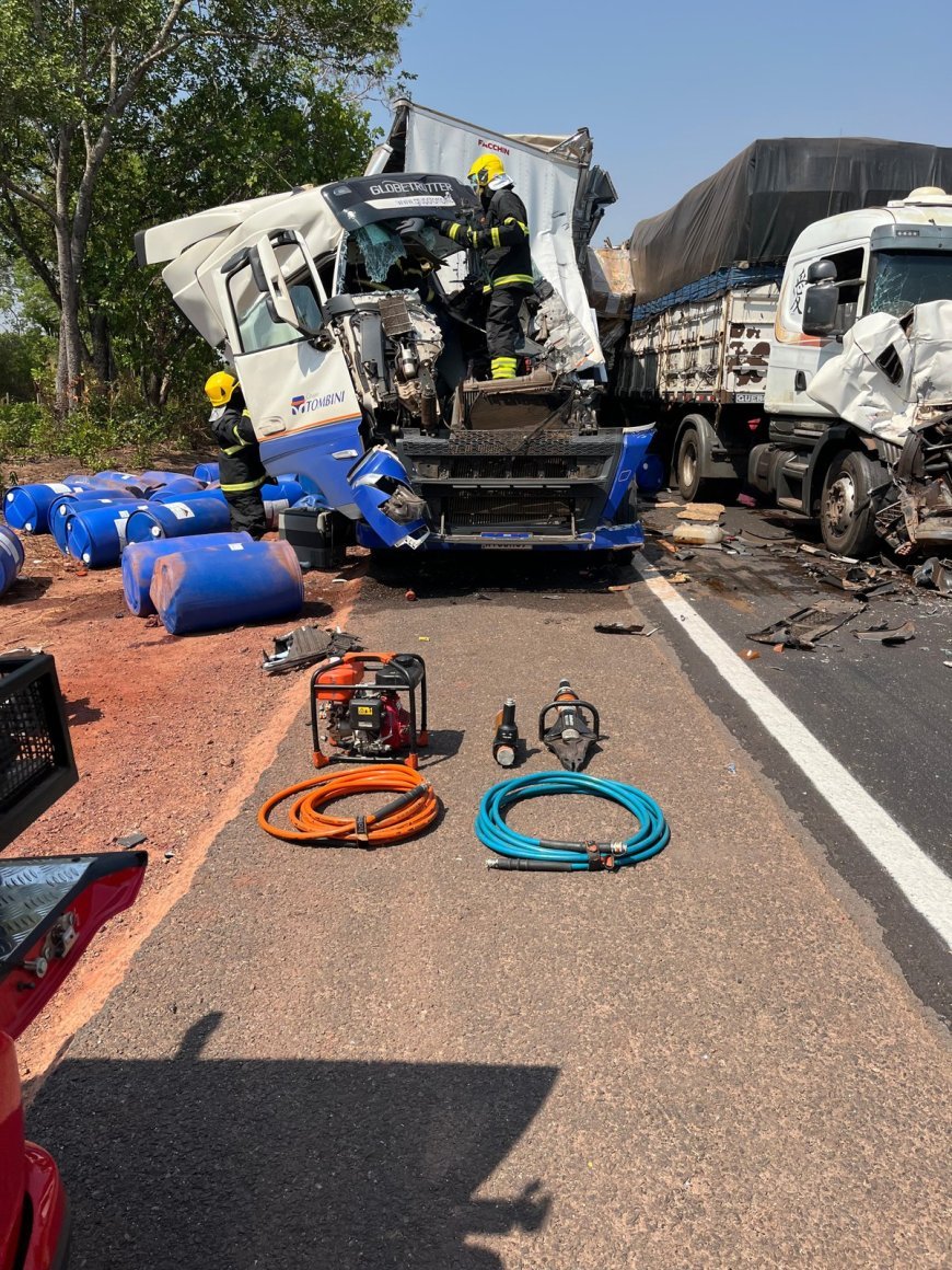 Motorista ferido em engavetamento na BR-153: caminhão transportava substância química.