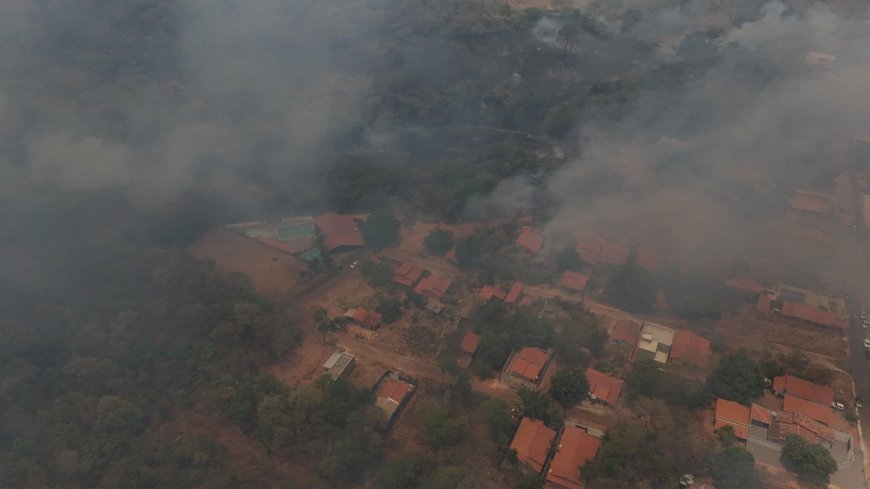 Moradores se unem para salvar residência de idosa de incêndio florestal